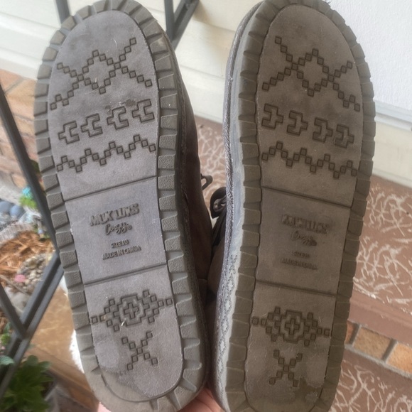 MUKLUKS gray and white boot with faux laces on front. - Picture 4 of 8